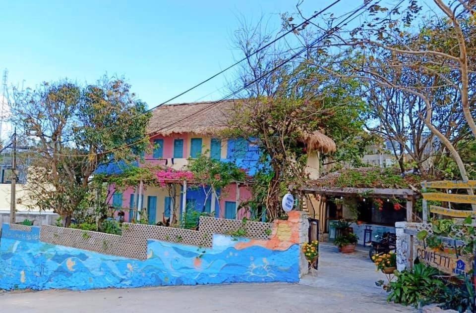 Confetti House Hotel Куи Нхон Екстериор снимка