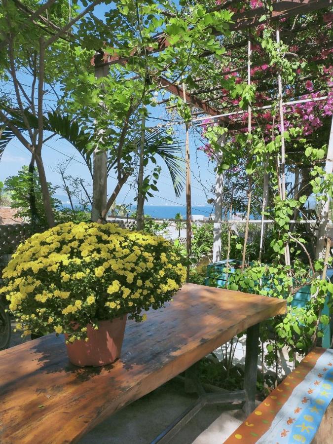 Confetti House Hotel Куи Нхон Екстериор снимка